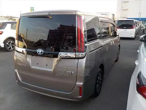 Toyota Esquire Gi Pre. Package 2020