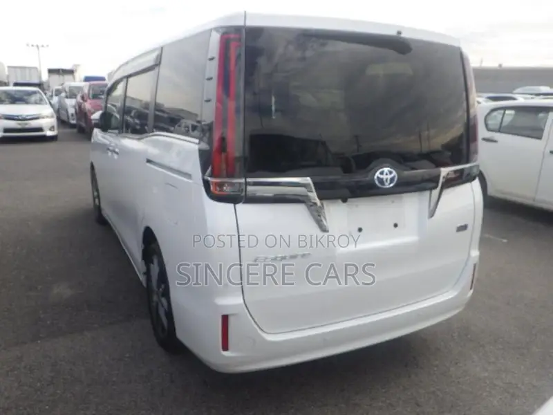 Toyota Esquire GI PREMIUM HYB 4.5 2021