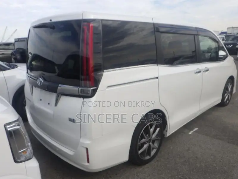 Toyota Esquire GI PREMIUM HYB 4.5 2021