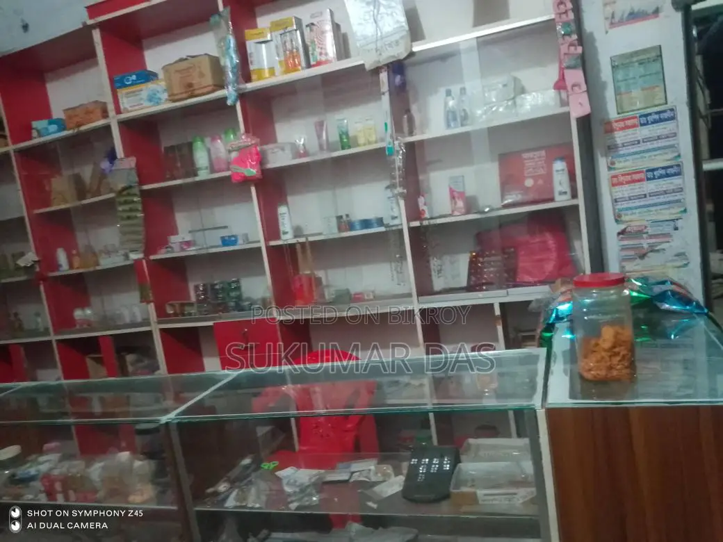 কসমেটিকসর্ দোকানোর ডিসপ্লে রেখ বিক্রয়