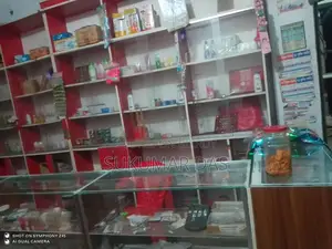 কসমেটিকসর্ দোকানোর ডিসপ্লে রেখ বিক্রয়