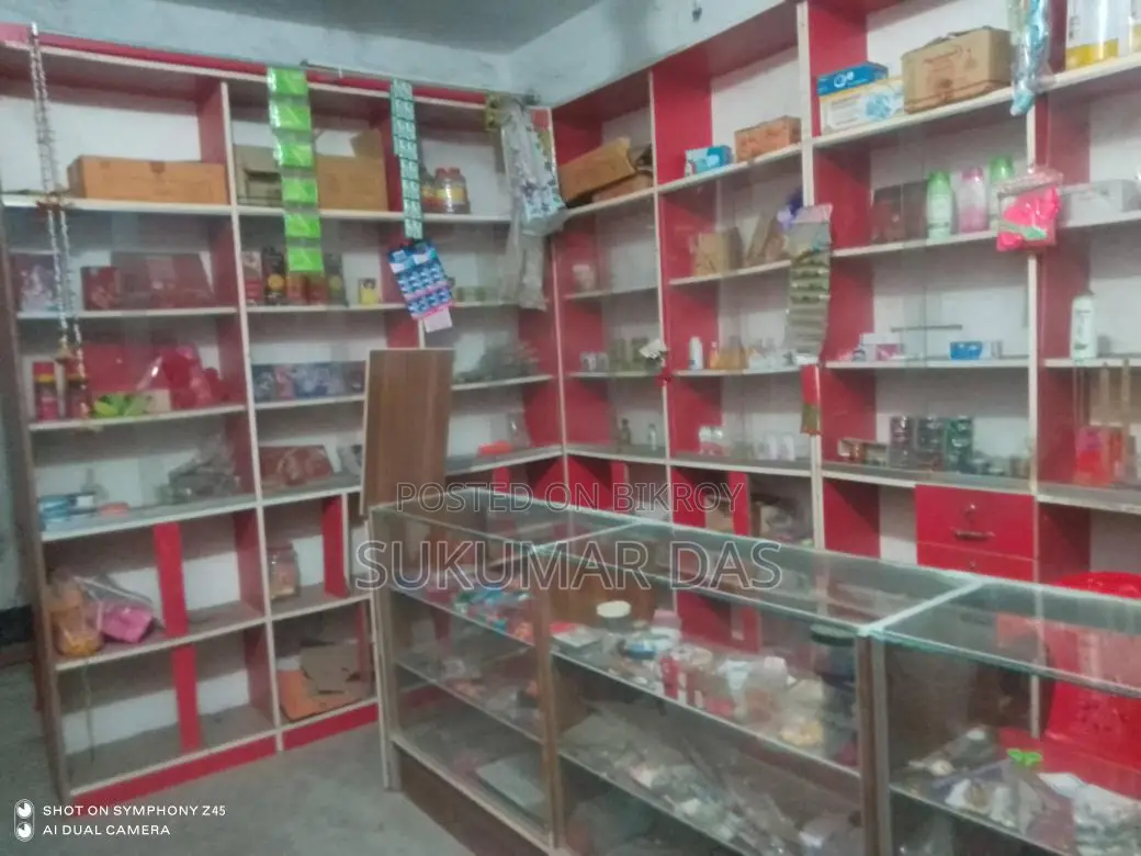 কসমেটিকসর্ দোকানোর ডিসপ্লে রেখ বিক্রয়