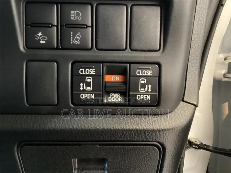 Toyota Voxy Hybrid ZS Kerameki 2021