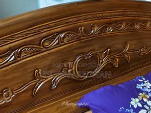 একটি সেগুন কাঠের খাট।