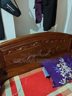 একটি সেগুন কাঠের খাট।
