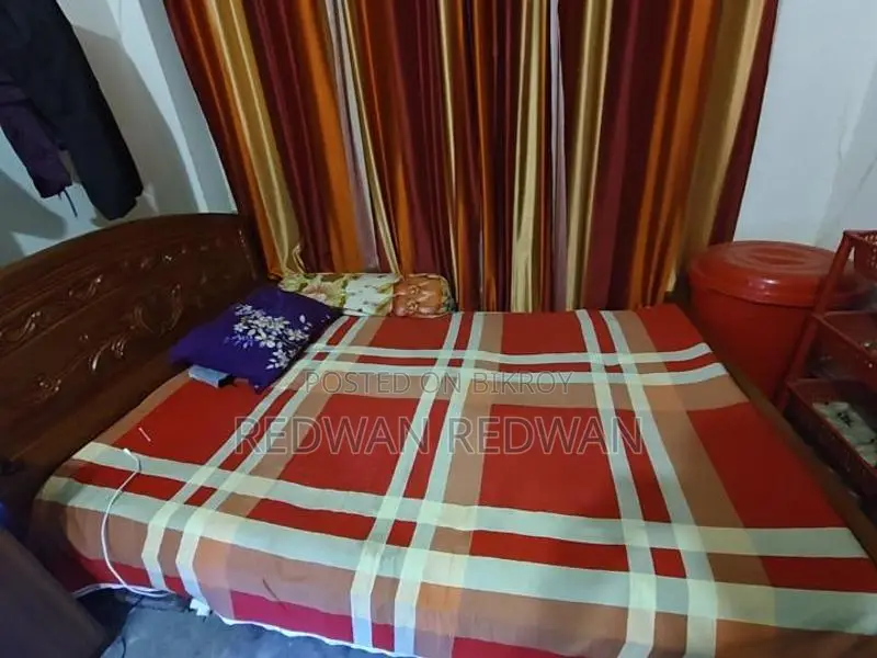 একটি সেগুন কাঠের খাট।