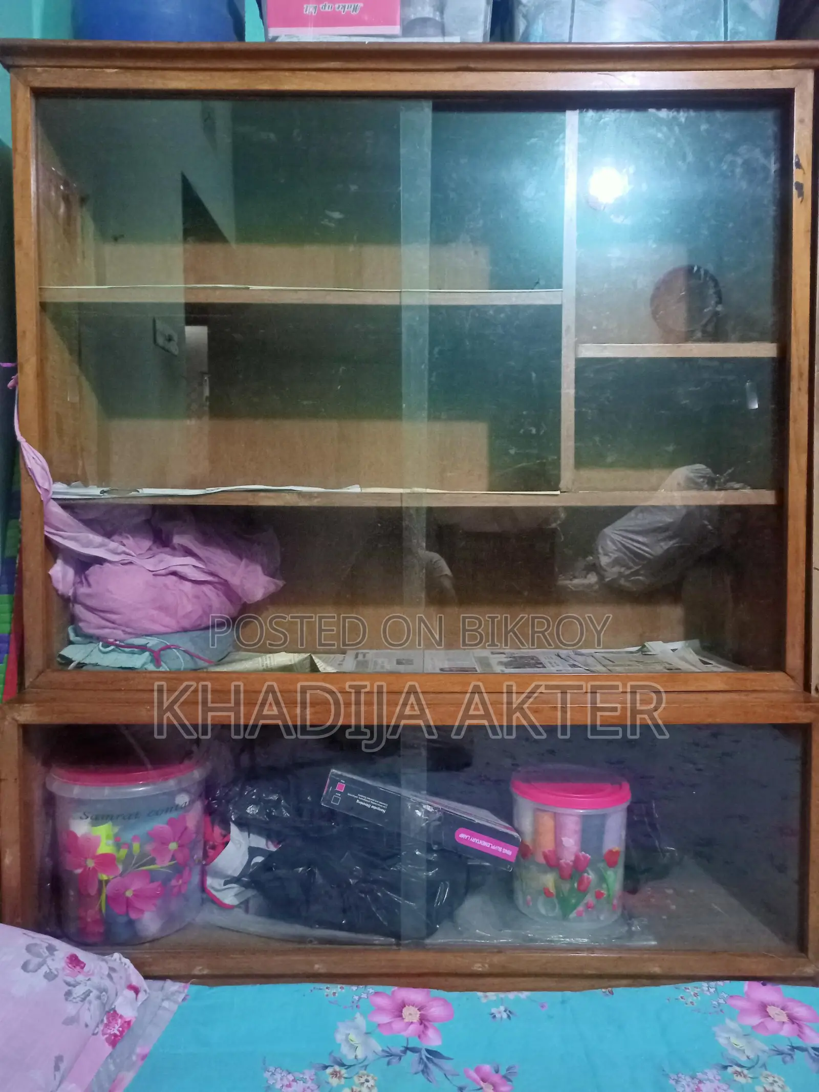 Teak wood, very sturdy, everything is fine