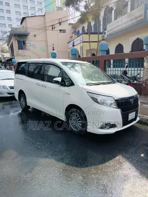 Toyota Esquire 2014