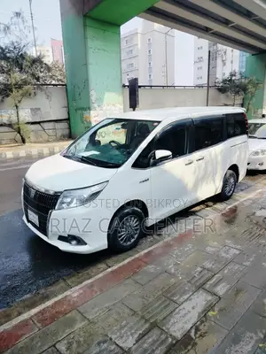 Toyota Esquire 2014