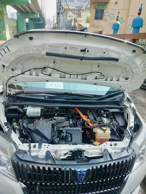 Toyota Esquire 2014