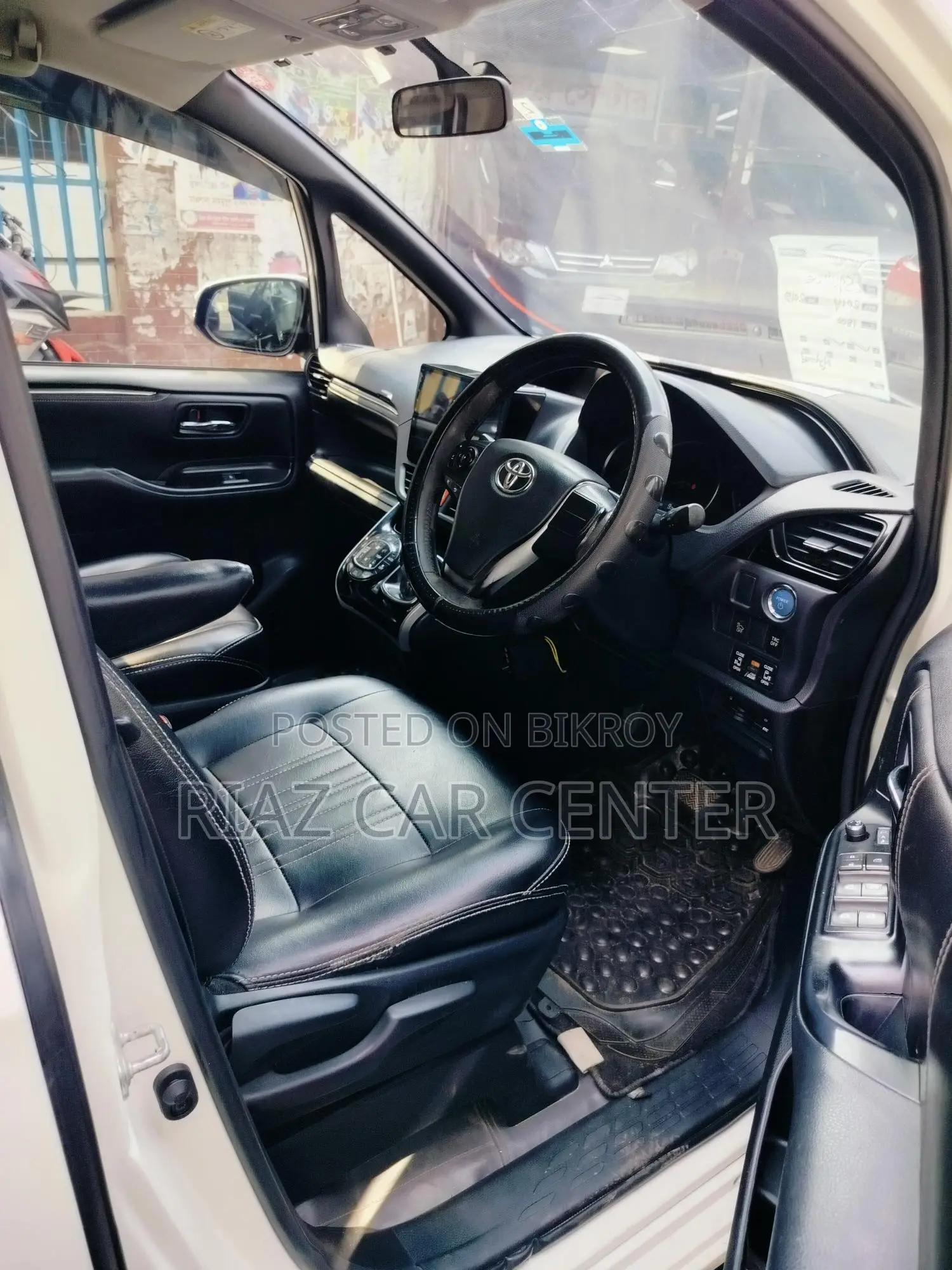 Toyota Esquire 2014