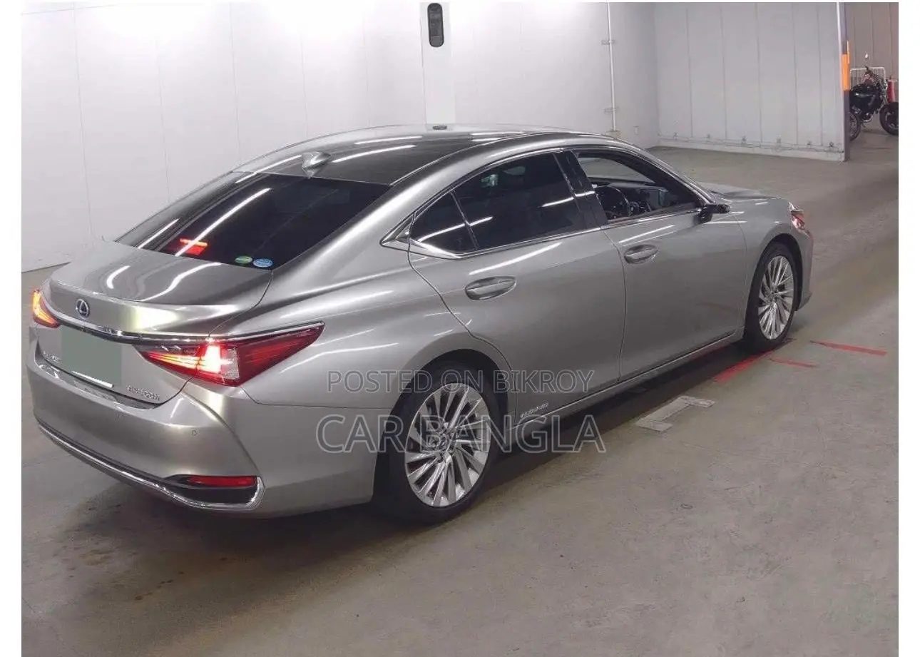 Lexus ES 300H READY SHOWROOM 2020