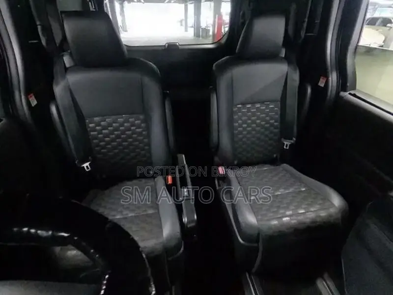 Toyota Voxy Non Hybrid SZ Black 2022