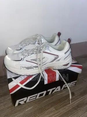 Red Tape Sneaker