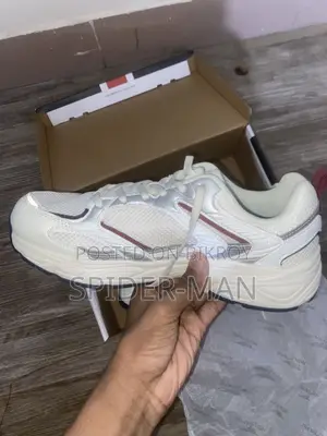 Red Tape Sneaker