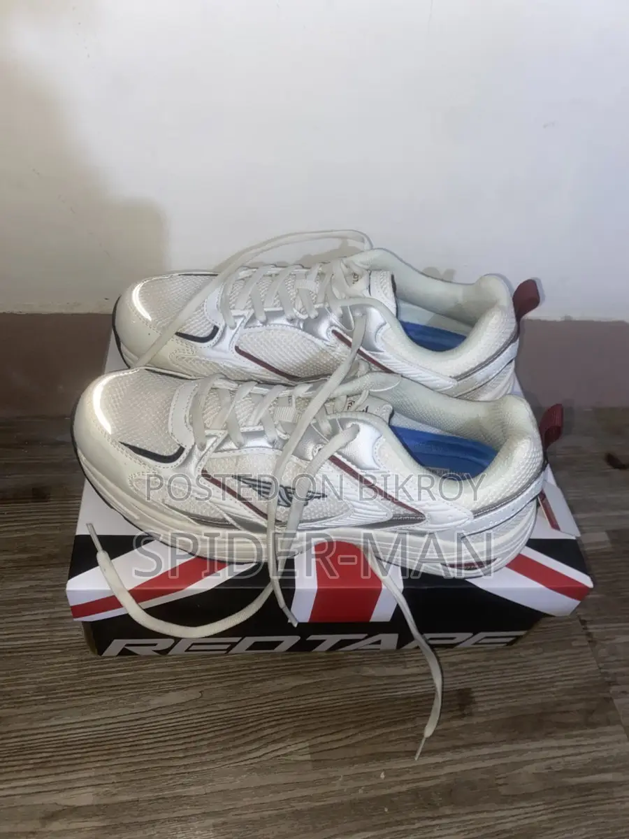 Red Tape Sneaker