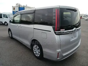 Toyota Noah Non Hybrid X Silver 2021