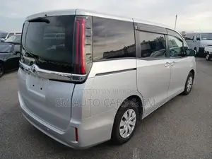 Toyota Noah Non Hybrid X Silver 2021