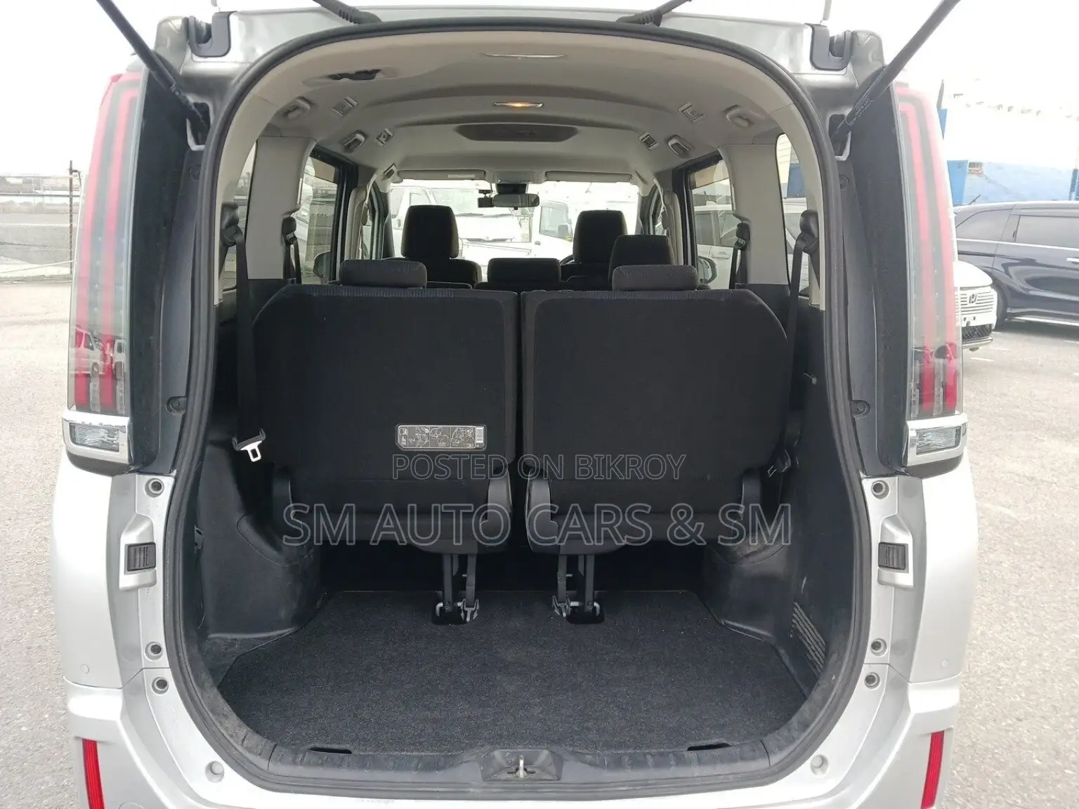 Toyota Noah Non Hybrid X Silver 2021