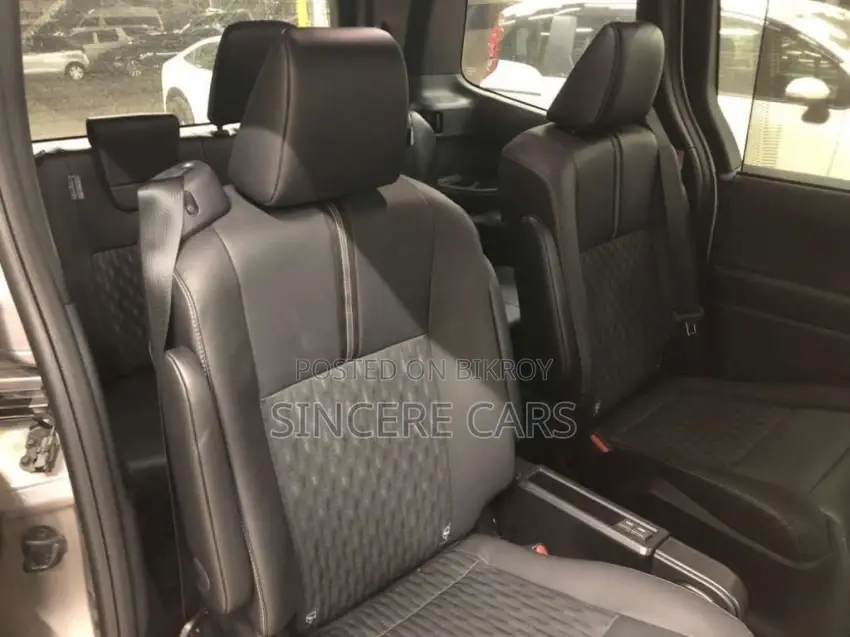 Toyota Noah Sz. Brown 2022