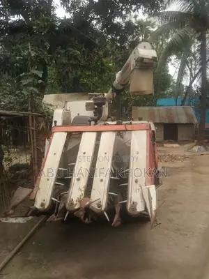 ধান কাটার কবুতা হারভেস্টার মেশিন।