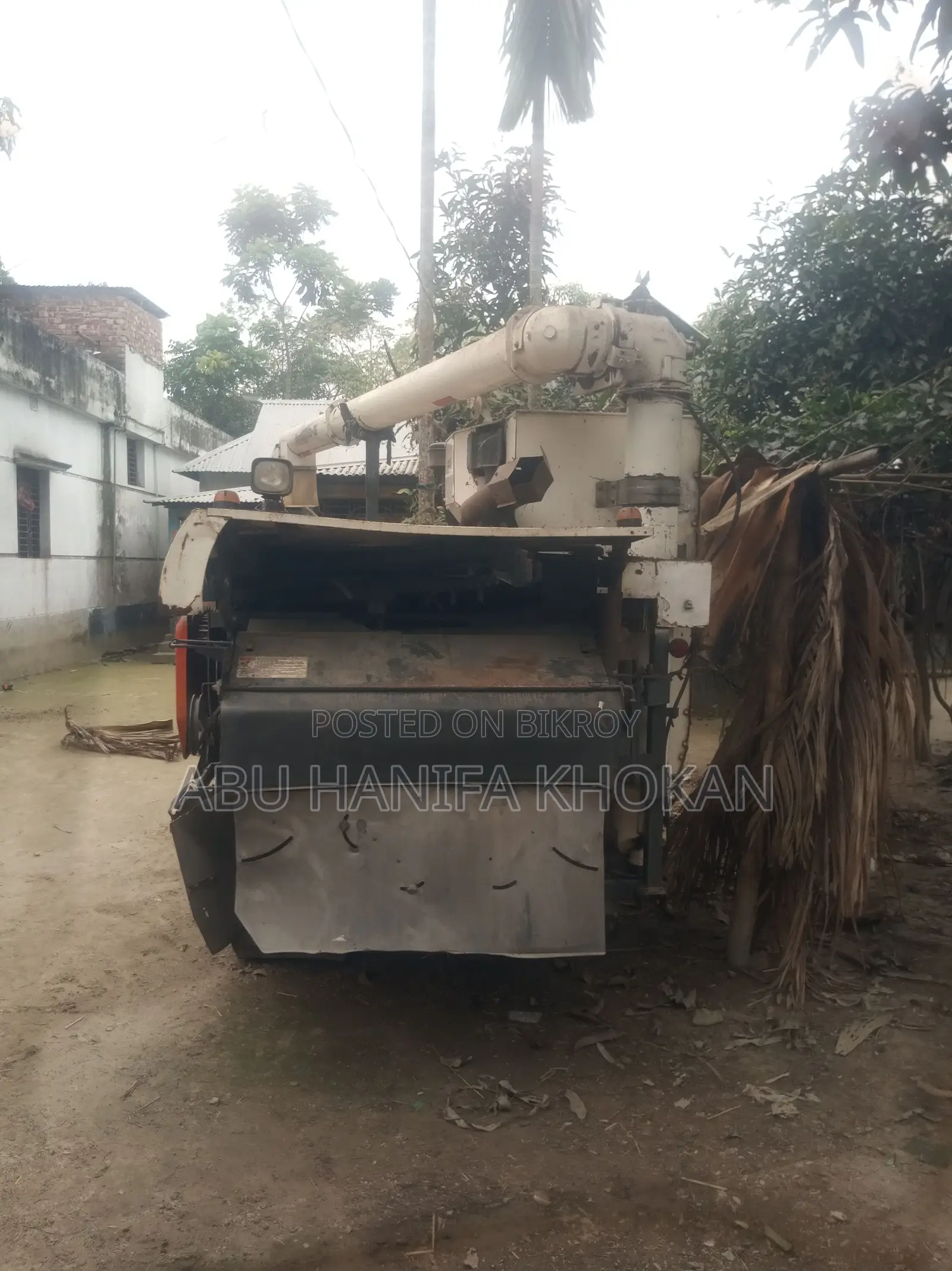 ধান কাটার কবুতা হারভেস্টার মেশিন।