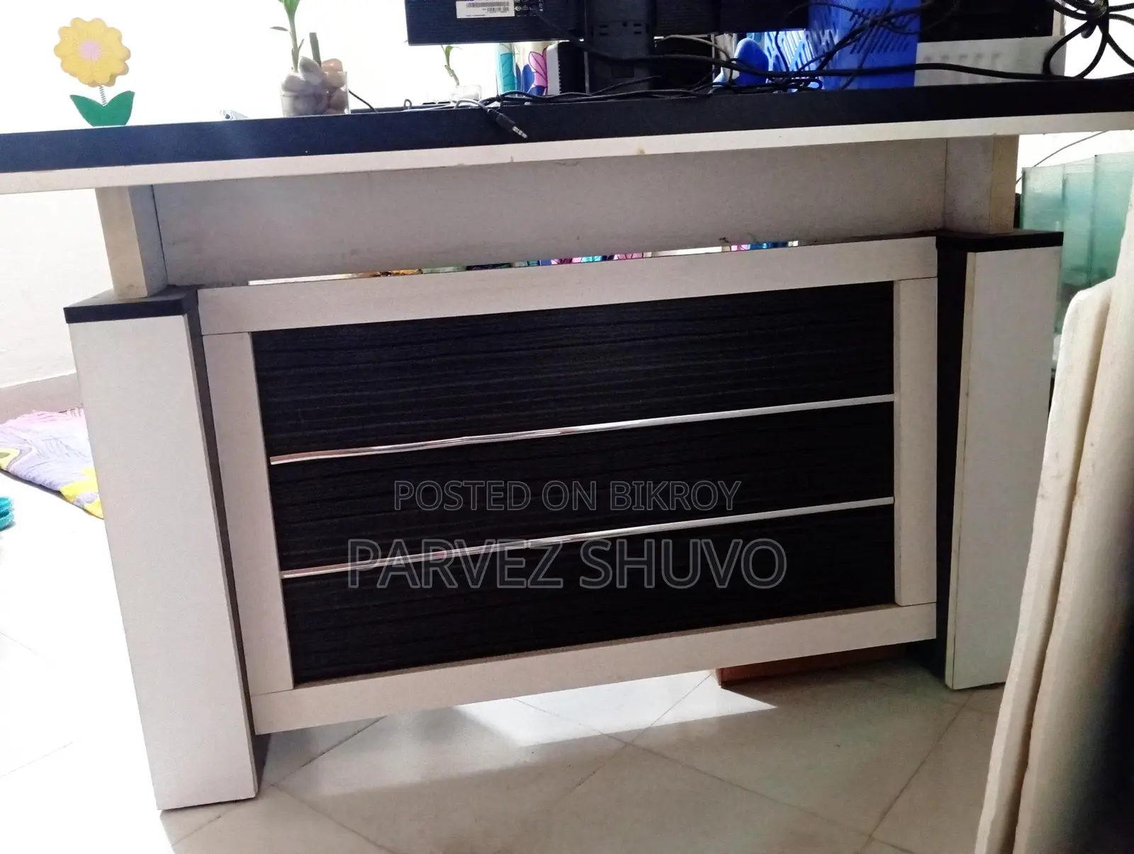 Large Table Suitable for Shop, Office, or Home