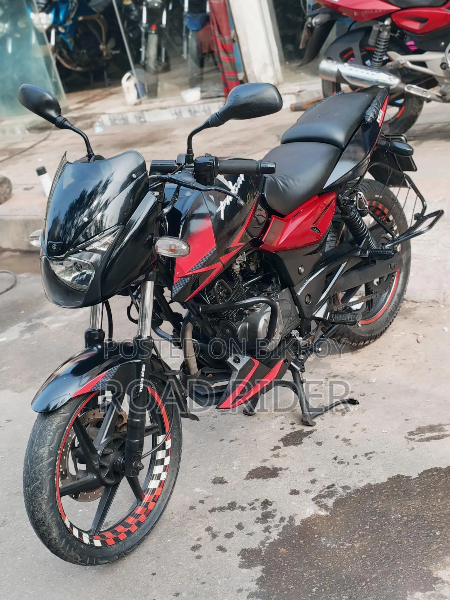 Bajaj Pulsar 150 . 2019
