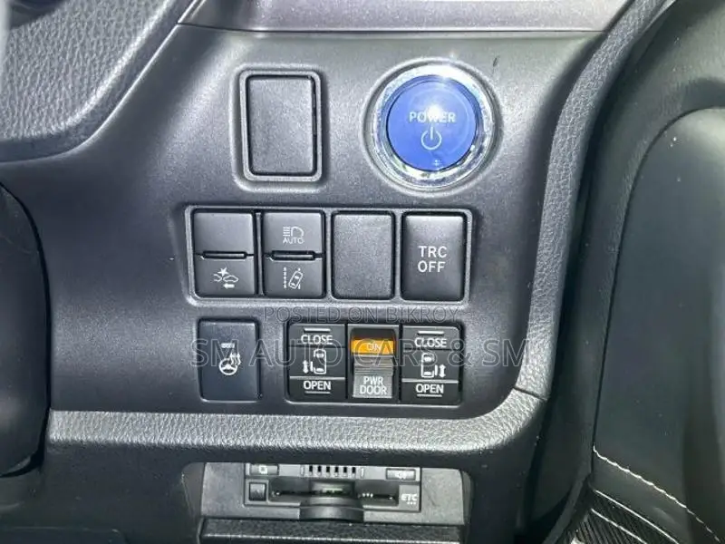 Toyota Esquire Hybrid Gi Premium 2020