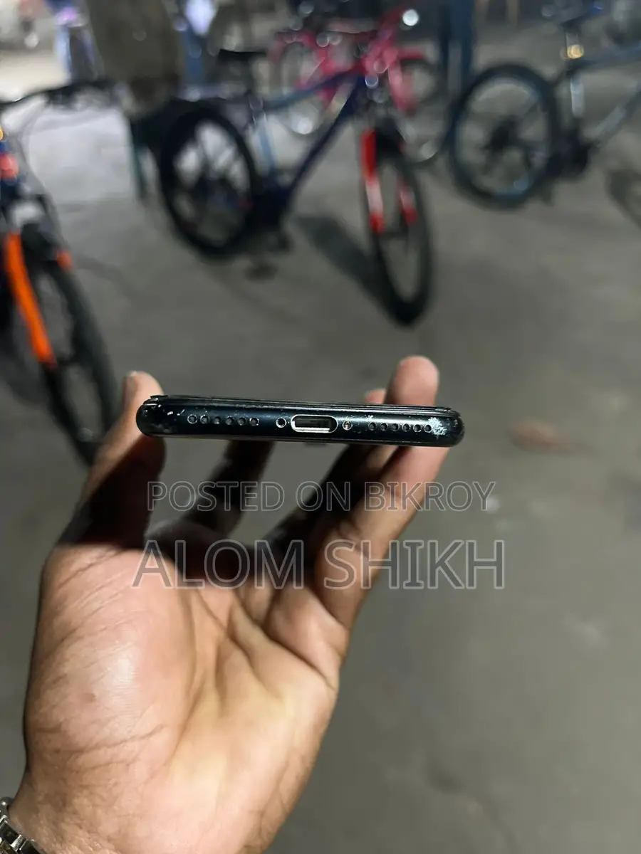 Apple iPhone 7 . (Used)