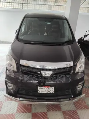 Toyota Noah . 2011