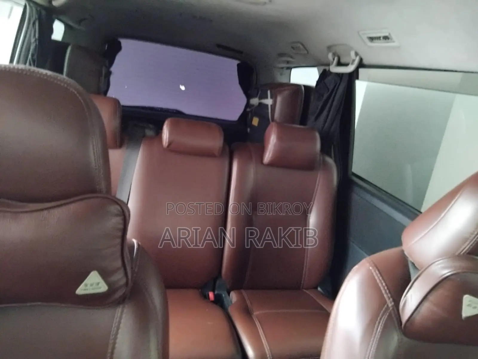 Toyota Noah . 2011