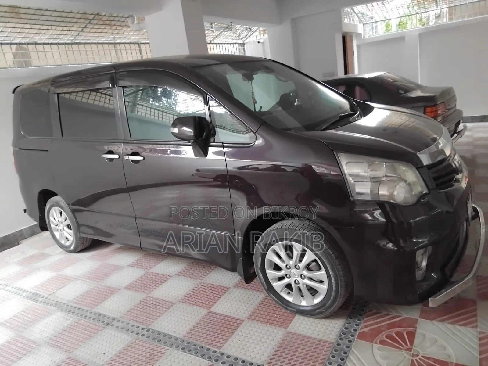 Toyota Noah . 2011