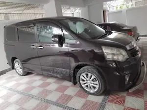 Toyota Noah . 2011