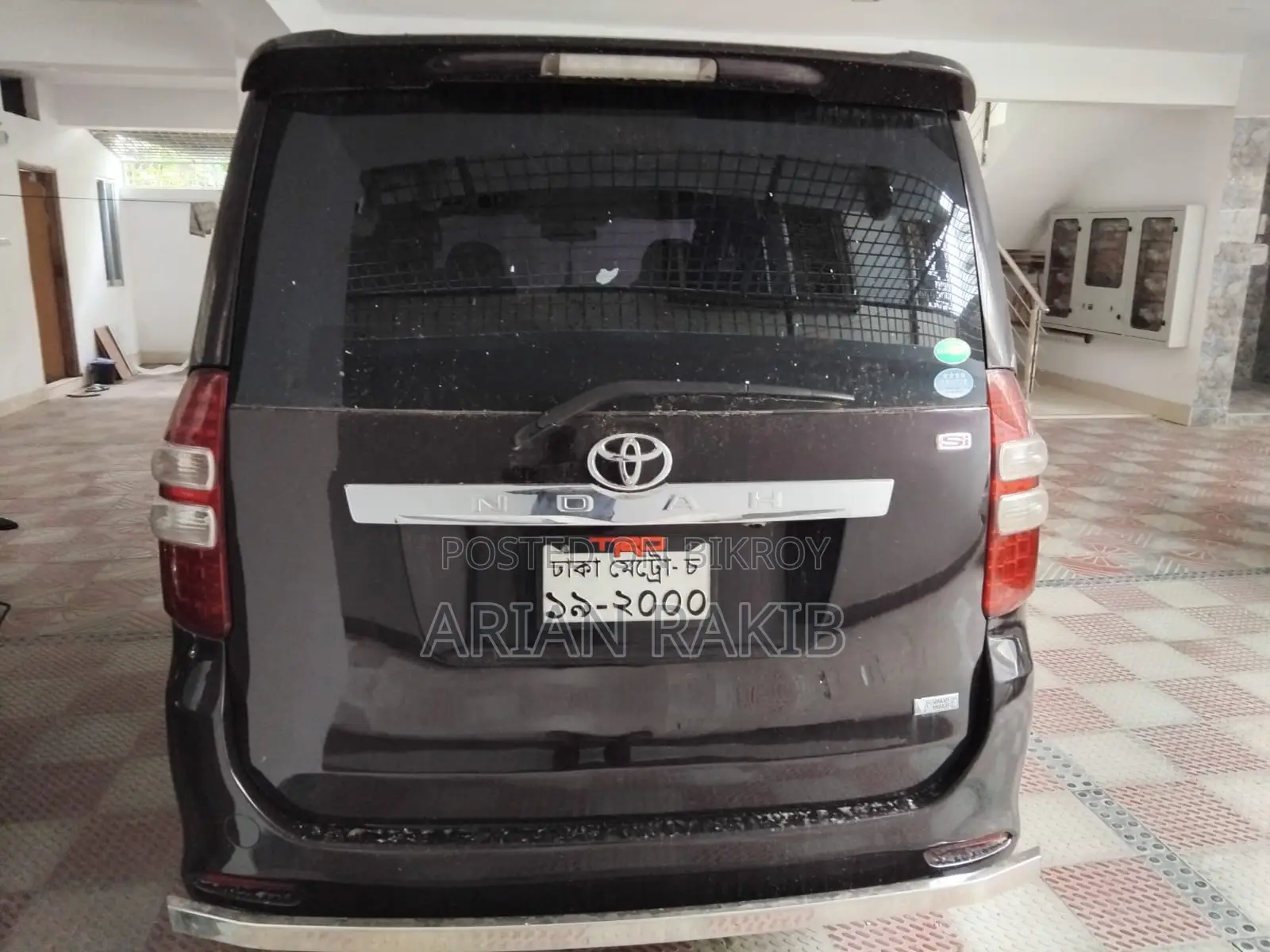 Toyota Noah . 2011