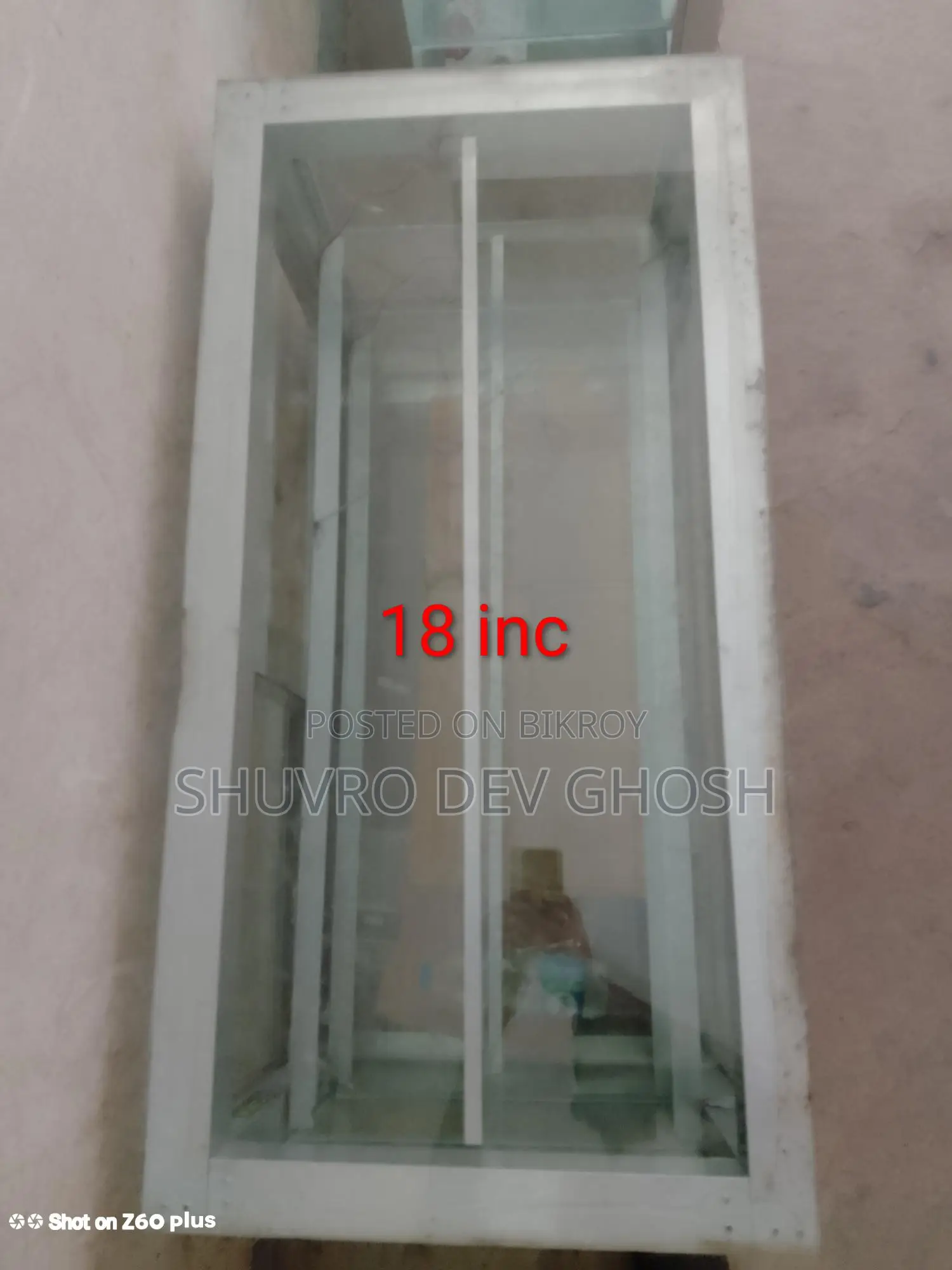 Made with aluminum and 6 mm glass