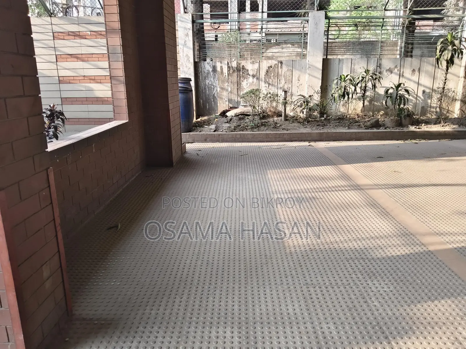 Garage for rent right next to the main road