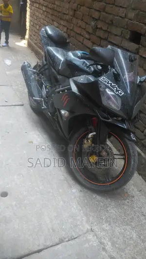 Yamaha R15 V2 . 2013