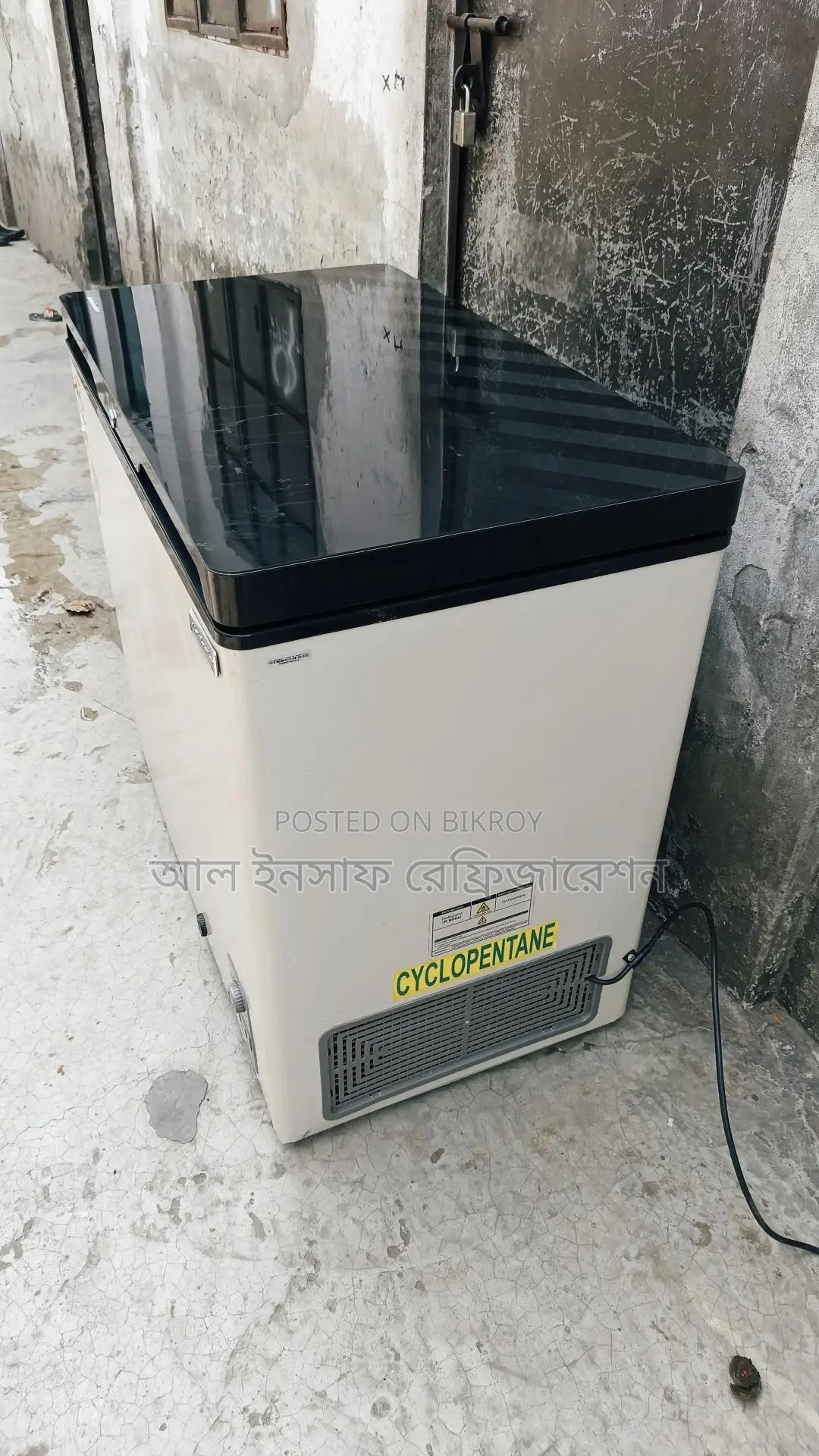 একটি ২২৫ লিটার ডিপ ফ্রিজ বিক্রি করা হবে