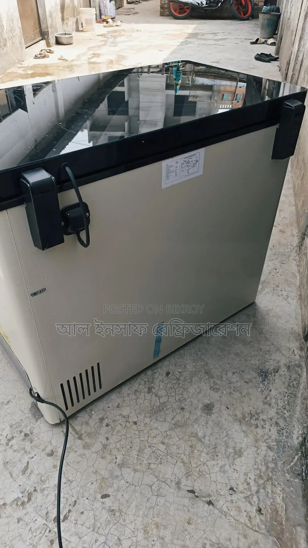 একটি ২২৫ লিটার ডিপ ফ্রিজ বিক্রি করা হবে