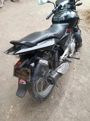 Bajaj Pulsar 180 . 2015