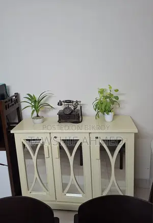 একটি অফ-হোয়াইট ক্যাবিনেট