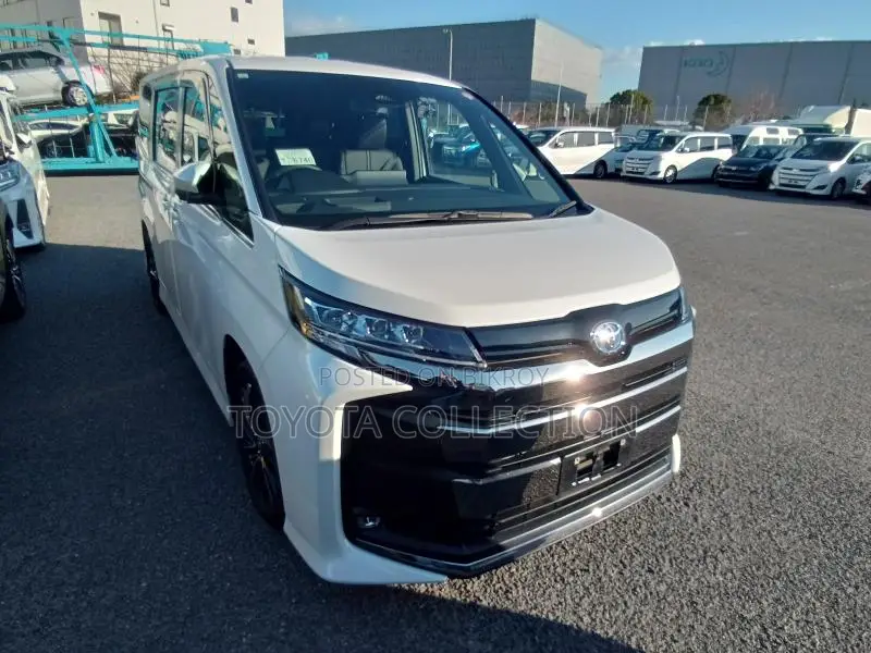 Toyota Noah SZ HYBRID FULL LOAD 2023