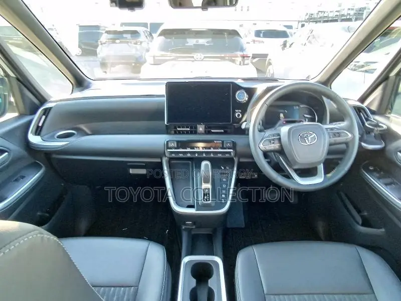 Toyota Noah SZ HYBRID FULL LOAD 2023