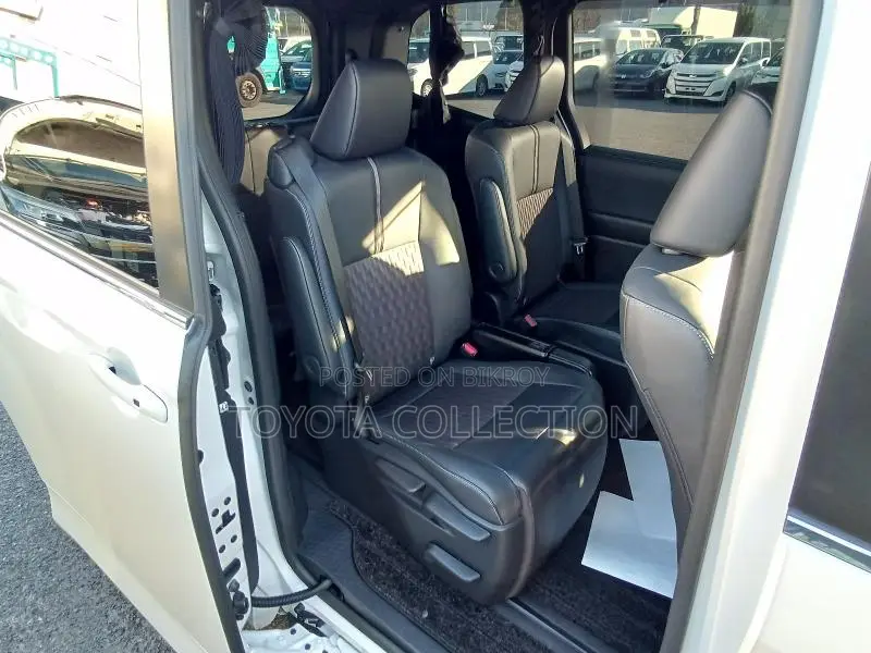 Toyota Noah SZ HYBRID FULL LOAD 2023