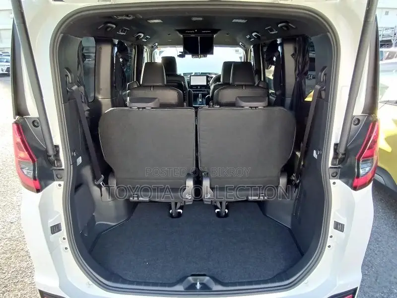 Toyota Noah SZ HYBRID FULL LOAD 2023
