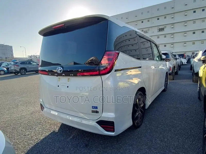 Toyota Noah SZ HYBRID FULL LOAD 2023