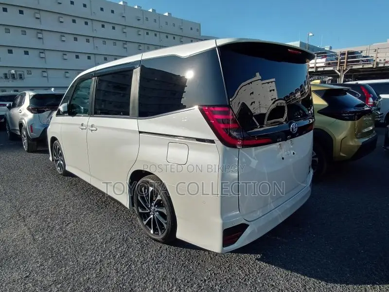 Toyota Noah SZ HYBRID FULL LOAD 2023
