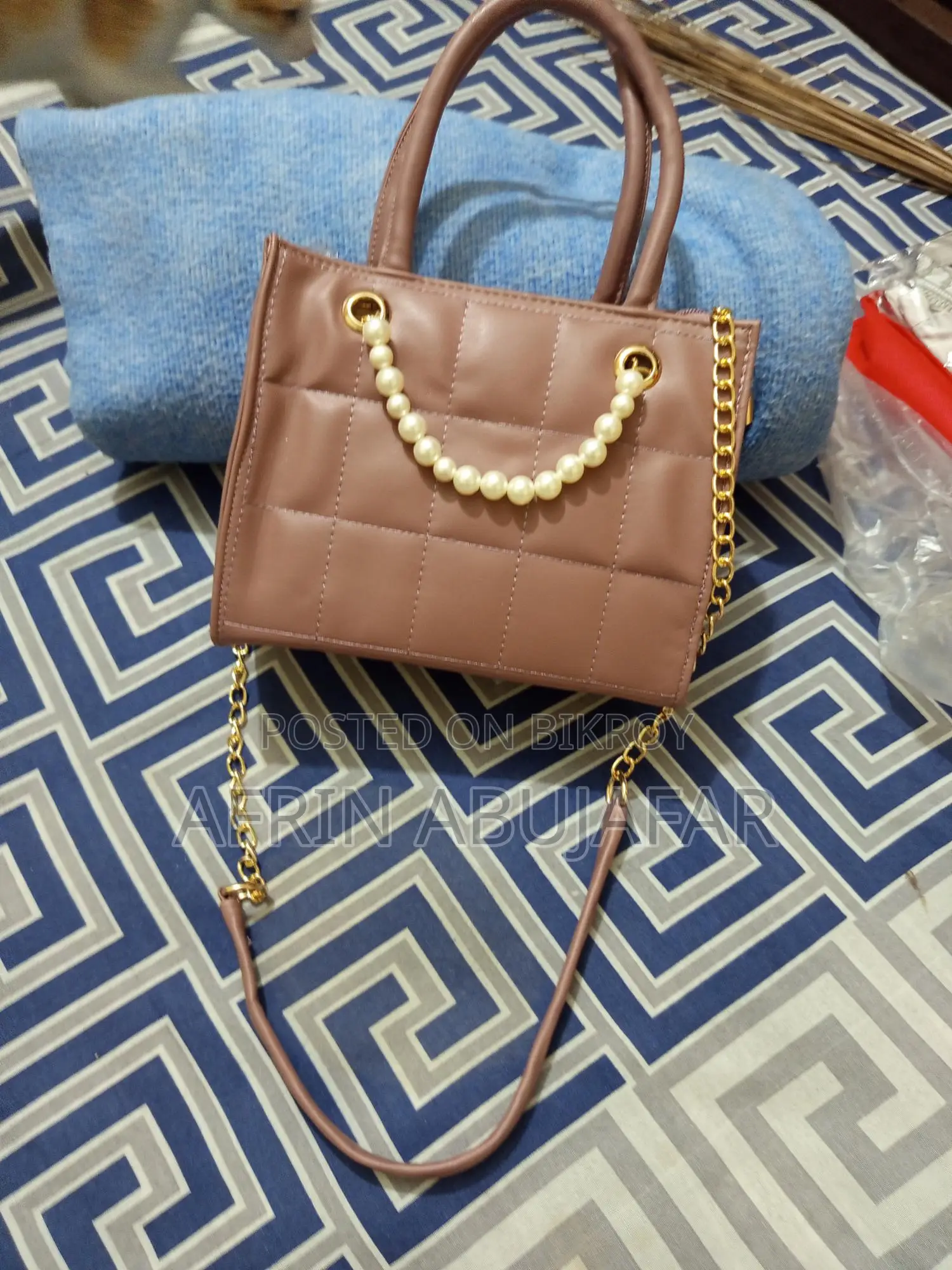 Luxury-Style Pearl Chain Handbag