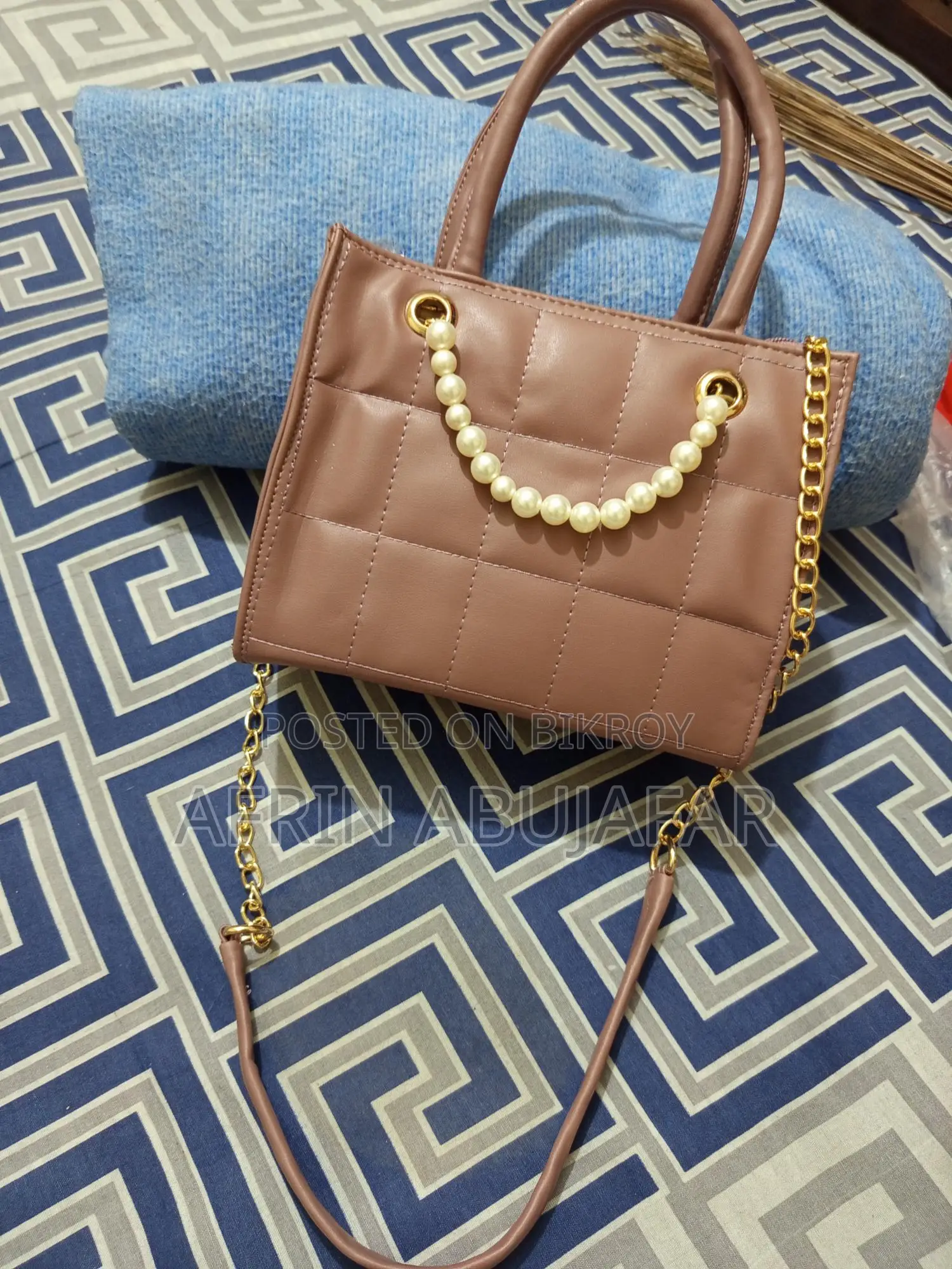 Luxury-Style Pearl Chain Handbag